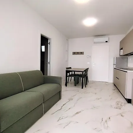 Renovated Flat With Terrace In 公寓 *