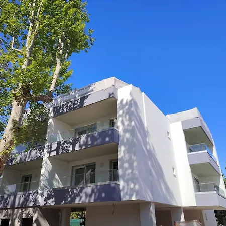 Renovated Flat With Terrace In *