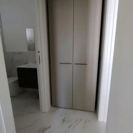 Διαμέρισμα Renovated Flat With Terrace In Μπιμπιόνε