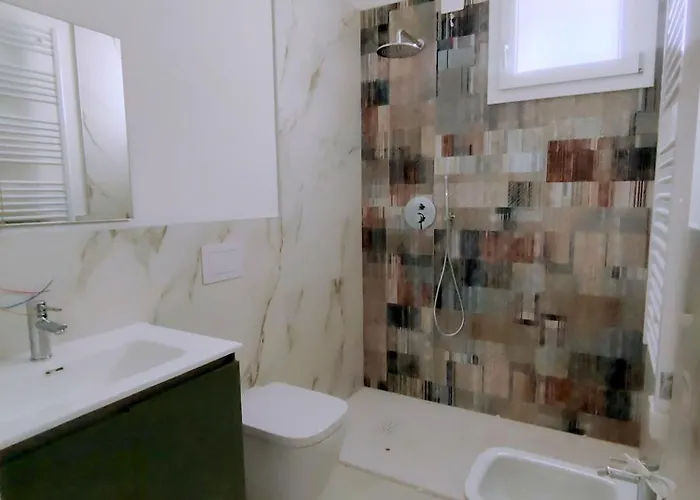 Renovated Flat With Terrace In 公寓 *