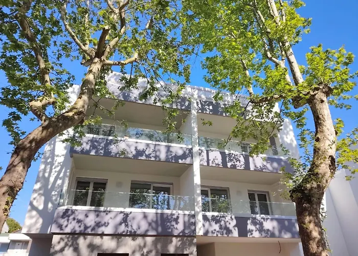 Renovated Flat With Terrace In 公寓 *